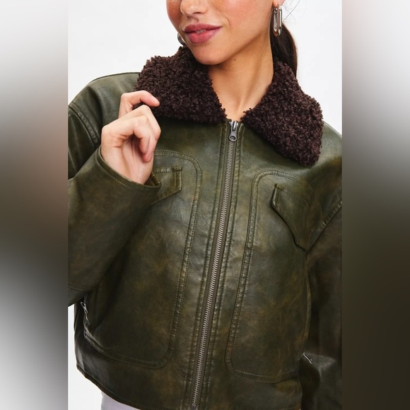 New Urban Outfitters BDG Janine Faux Leather Cropped Aviator Jacket Fur Collar - Picture 3 of 16